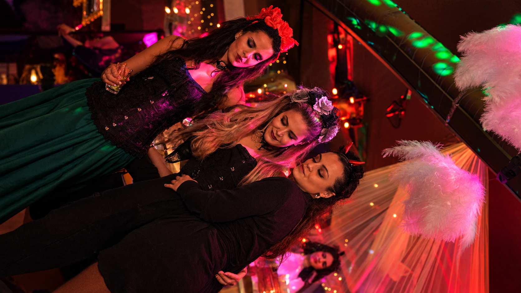 Cabaret Abend mit Federdekorationen – Halloween Night Frankfurt